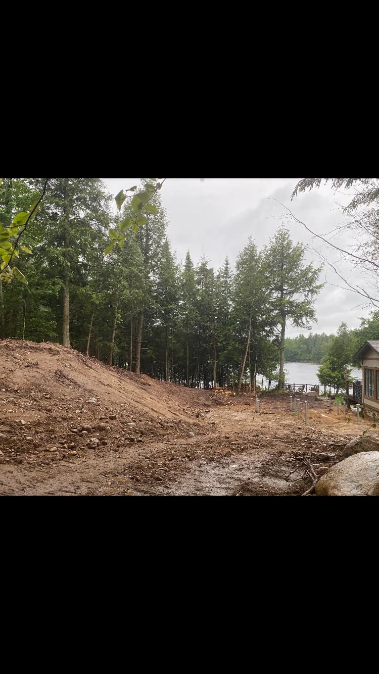 Terrassement près d'un lac - Excavation Falardeau