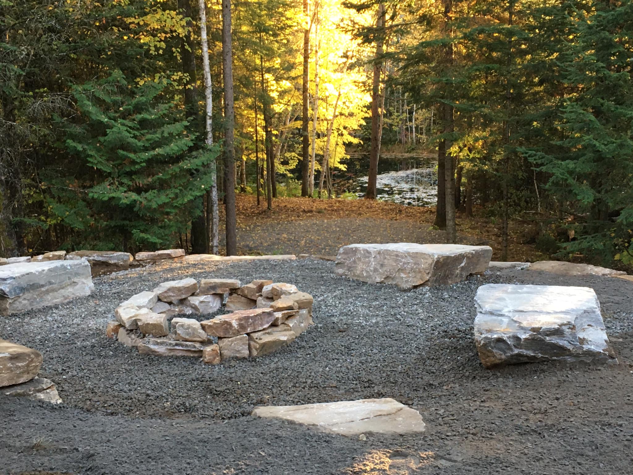 Aménagement avec foyer en pierre